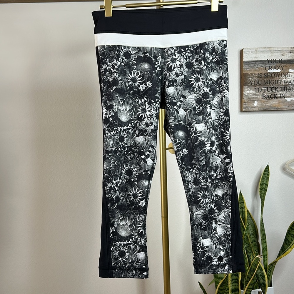 113. Lululemon Up The Pace Crop
Flowabunga Black Angel Wing / Black / Angel Wing - Picture 9 of 13